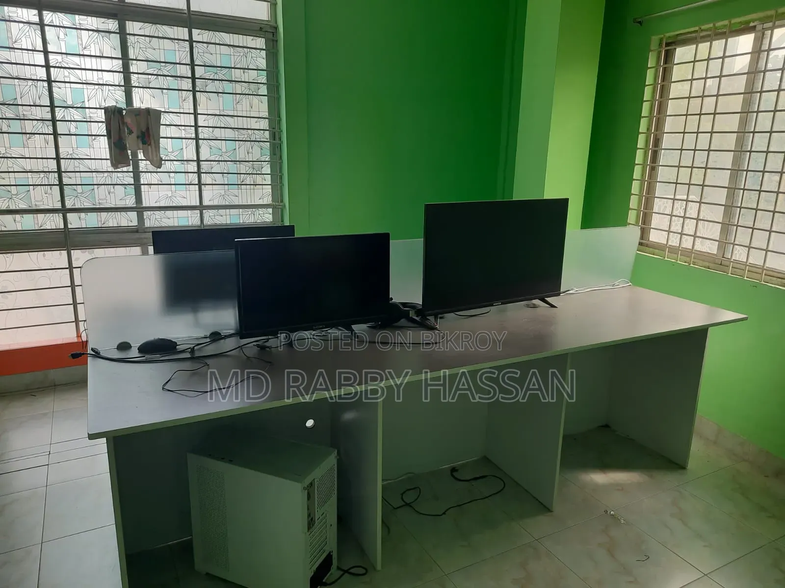 গ্লাস ডিভাইডার সহ অফিস টেবিল