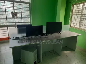 গ্লাস ডিভাইডার সহ অফিস টেবিল