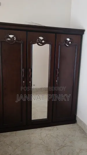 প্রায় নতুন মালয়েশিয়ান কাঠের বেডরুম সেট কিং সাইজ খাট, আলমারি, ড্রেসিং টেবিল