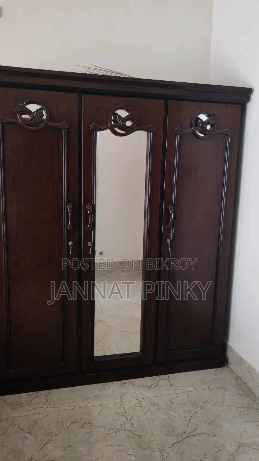 প্রায় নতুন মালয়েশিয়ান কাঠের বেডরুম সেট কিং সাইজ খাট, আলমারি, ড্রেসিং টেবিল