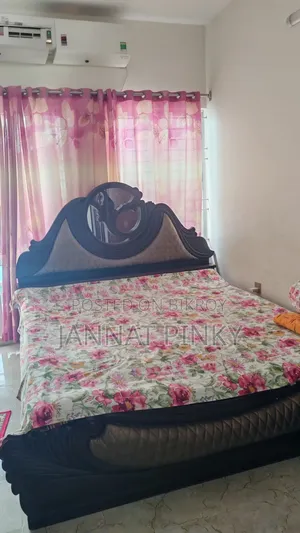 প্রায় নতুন মালয়েশিয়ান কাঠের বেডরুম সেট কিং সাইজ খাট, আলমারি, ড্রেসিং টেবিল