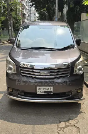 Toyota Noah 2.0 158hp Front-Wheel Drive (8 Seater) 2013 Gray