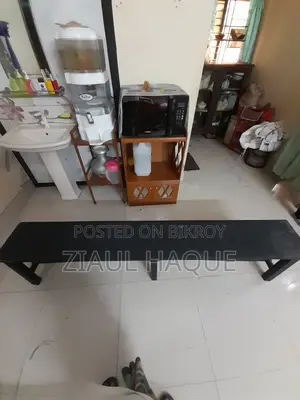 কাঠের বেঞ্চ