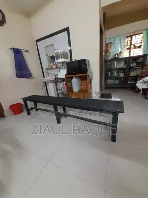 কাঠের বেঞ্চ