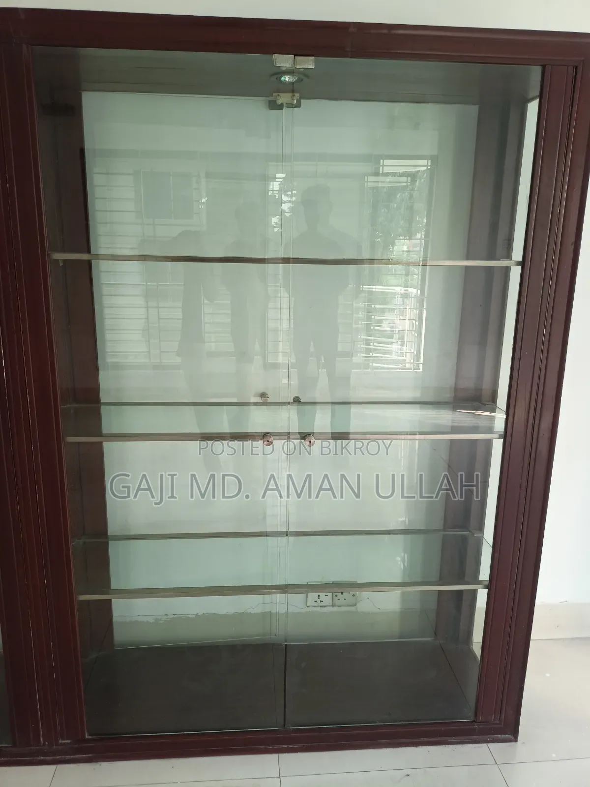 সেগুন কাঠের ভিনটেজ শোকেস