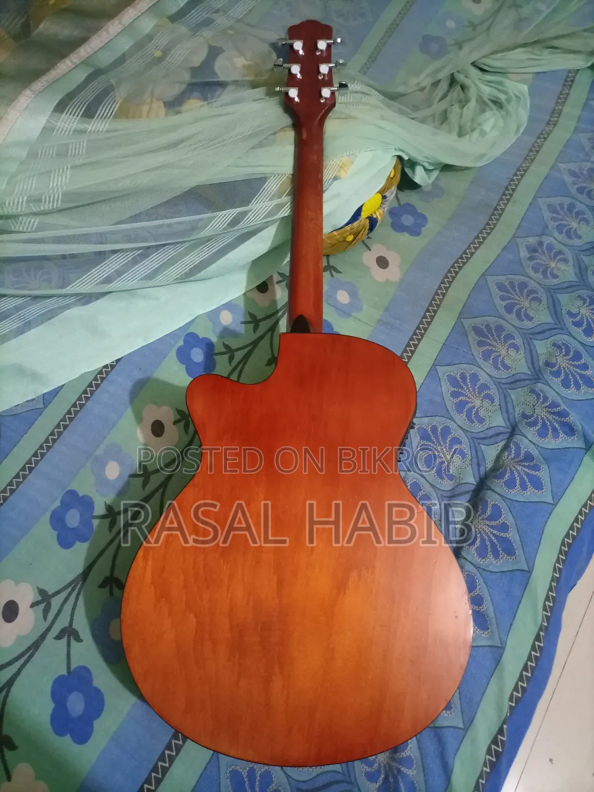 কাস্টম ব্রান্ডের গিটার