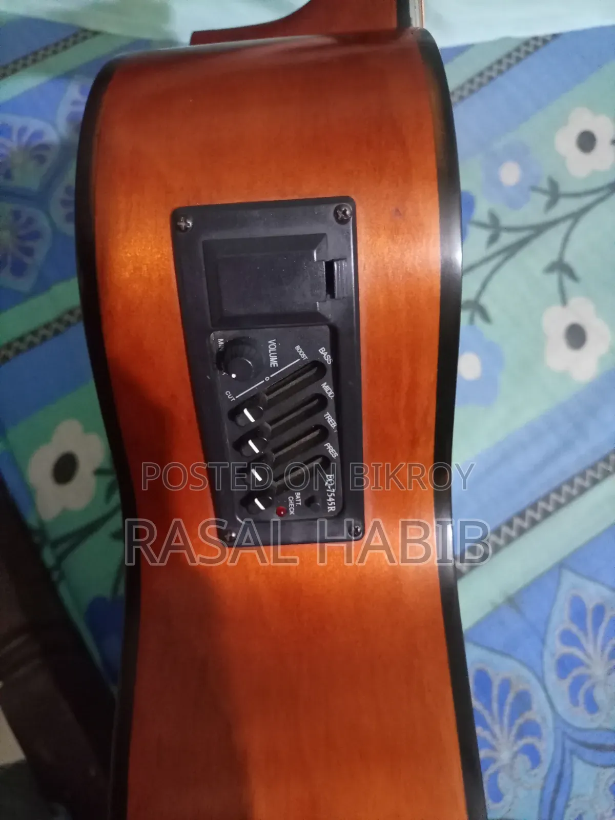 কাস্টম ব্রান্ডের গিটার