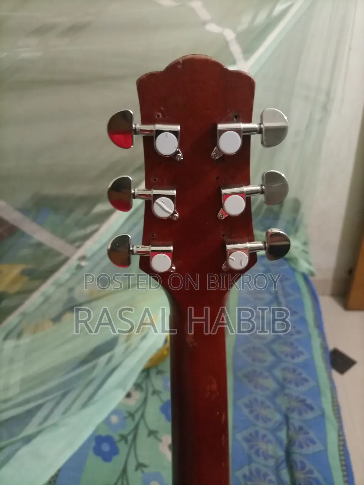 কাস্টম ব্রান্ডের গিটার