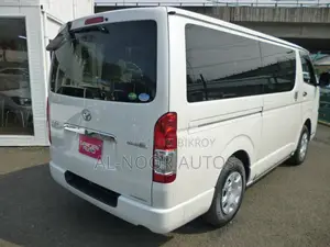 টয়োটা হাইয়েস ২০২১ সাদা