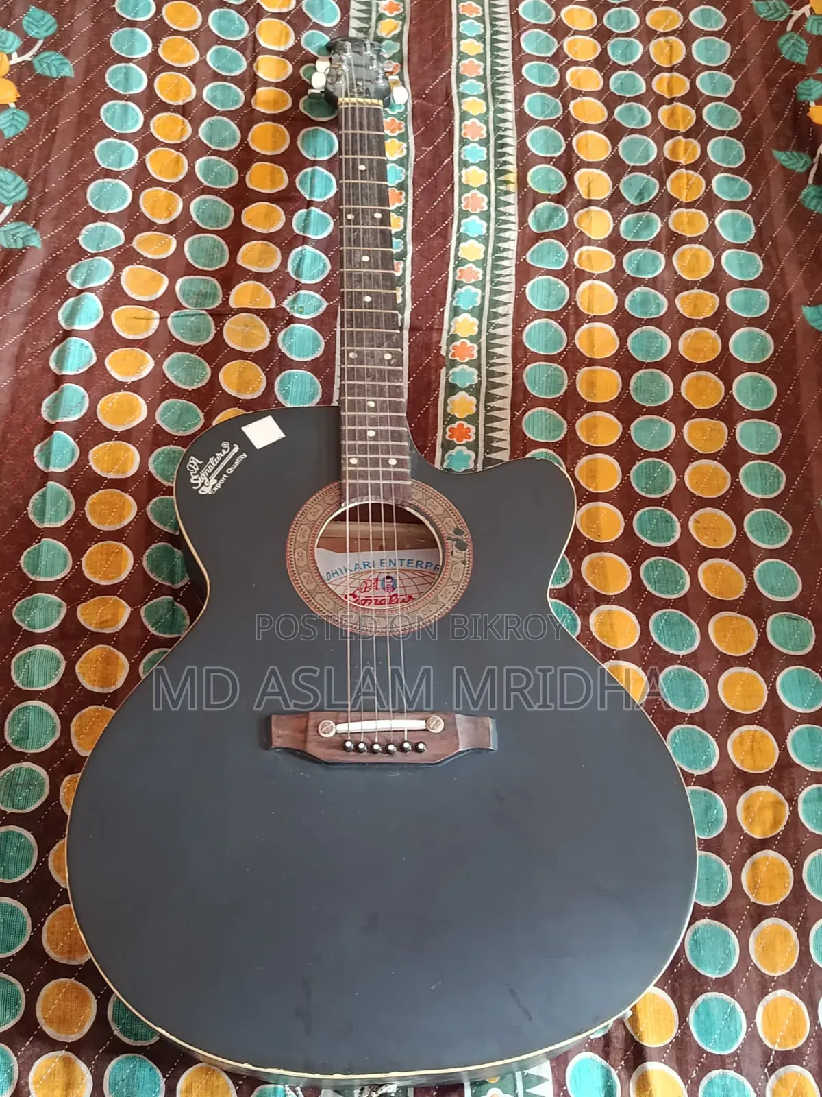 নতুন এর মত একটা গিটার বিক্রি হবে