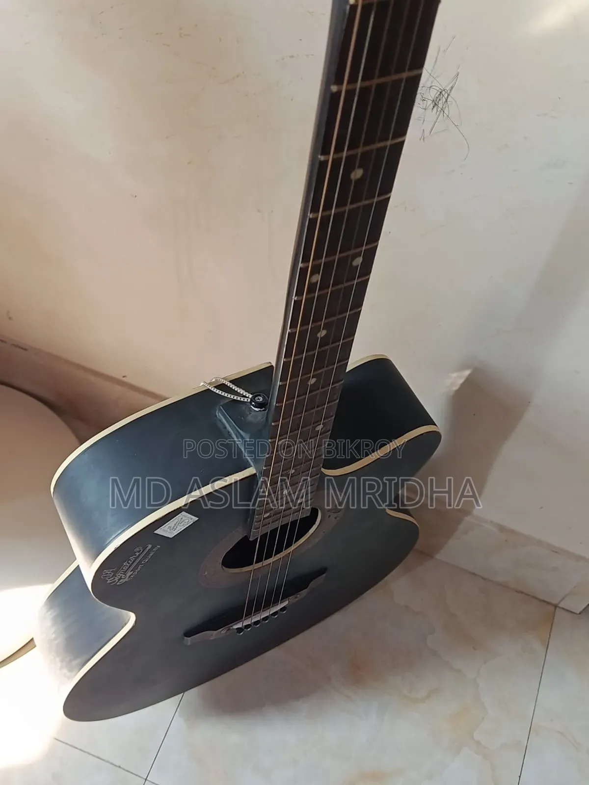 নতুন এর মত একটা গিটার বিক্রি হবে