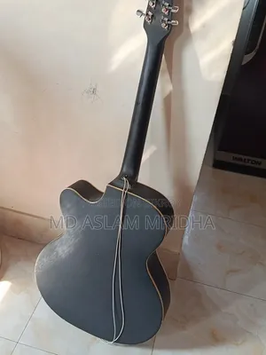 নতুন এর মত একটা গিটার বিক্রি হবে