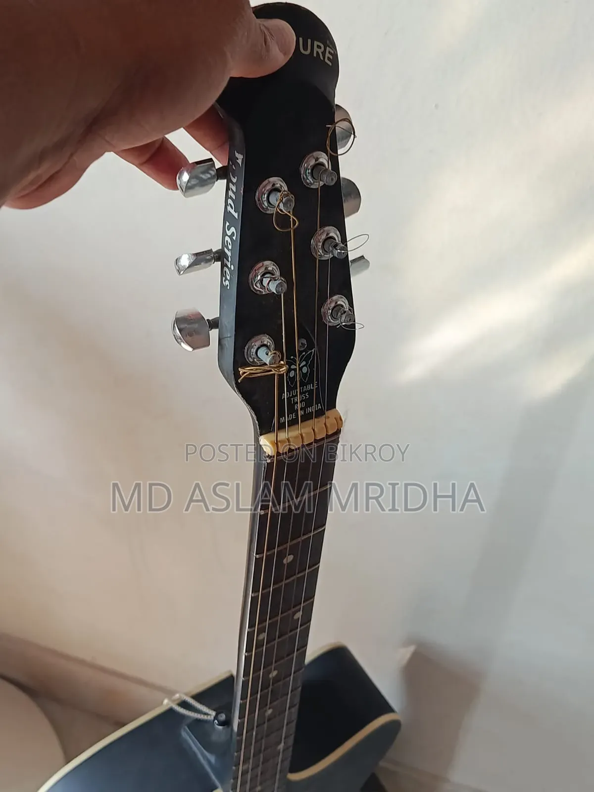 নতুন এর মত একটা গিটার বিক্রি হবে