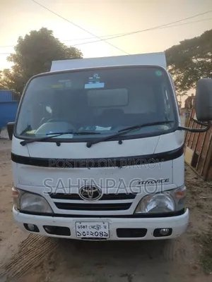 টয়োটা কোয়ান্টাম ২০১৬ সাদা