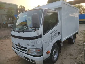 Toyota Quantum 2016 White