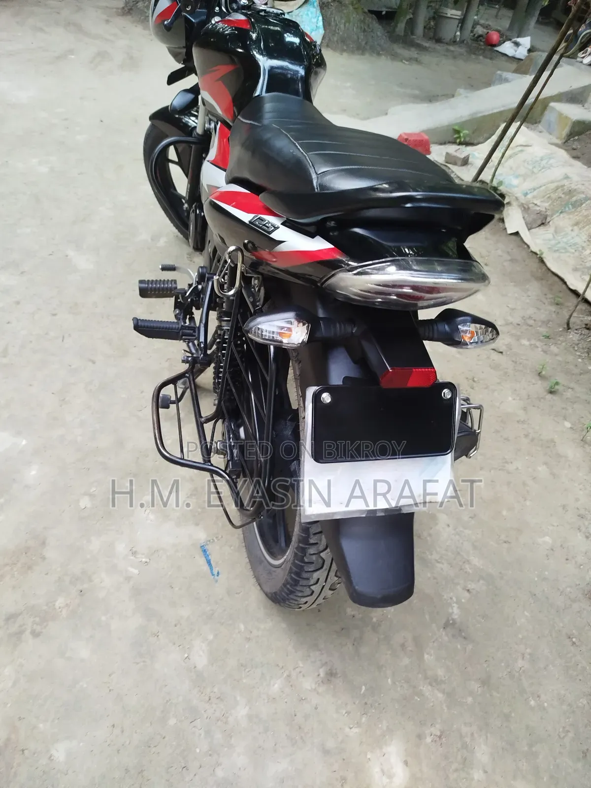 বাজাজ ডিসকভার ১২৫ ২০২৫ কালো