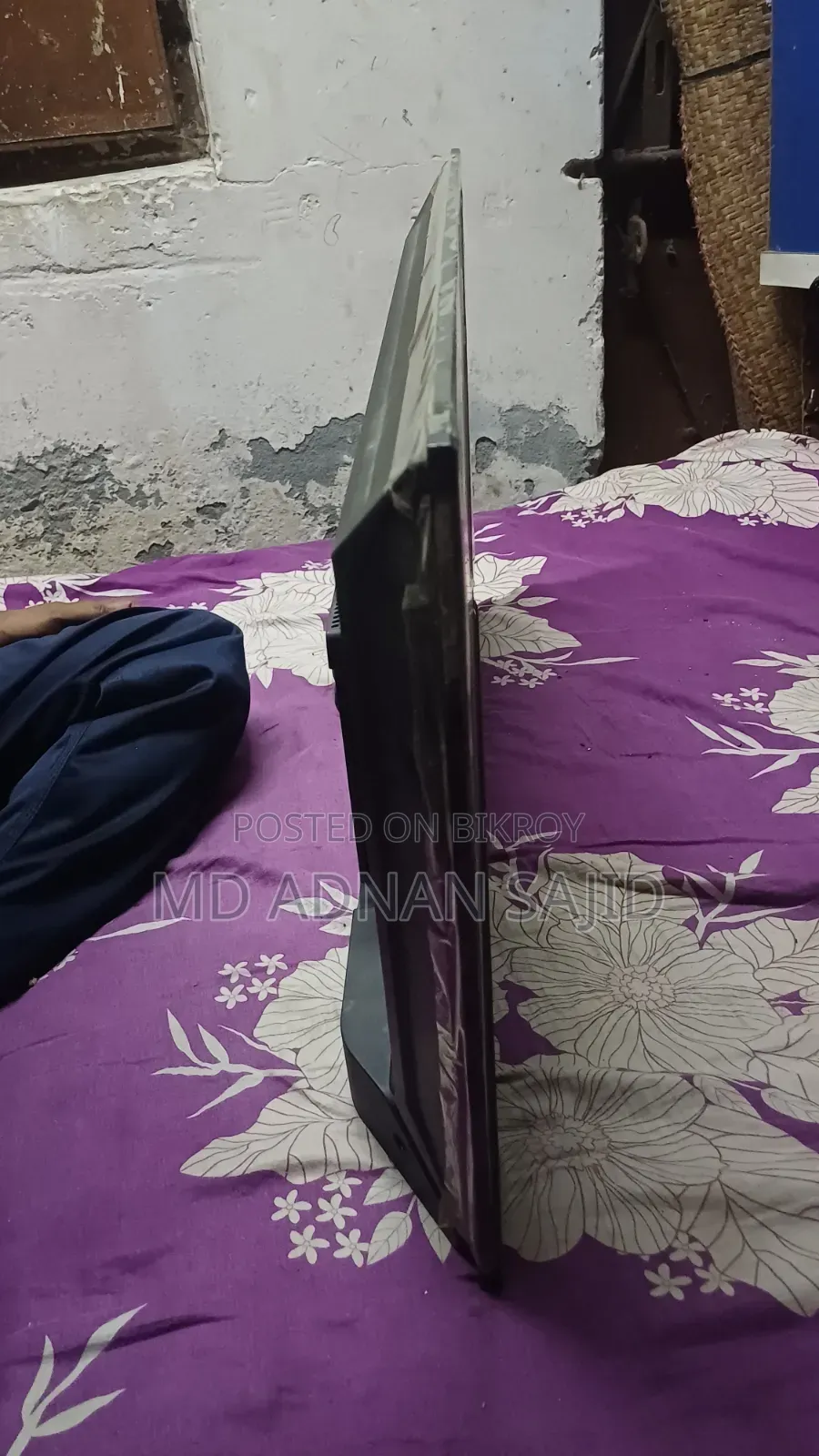 32" Singer Company TV.