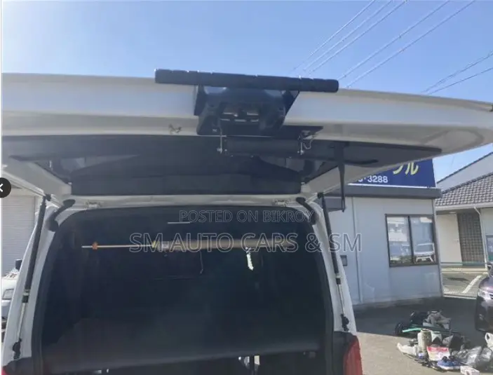Toyota HiAce 2021 White