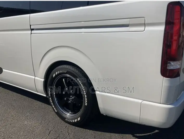 Toyota HiAce 2021 White