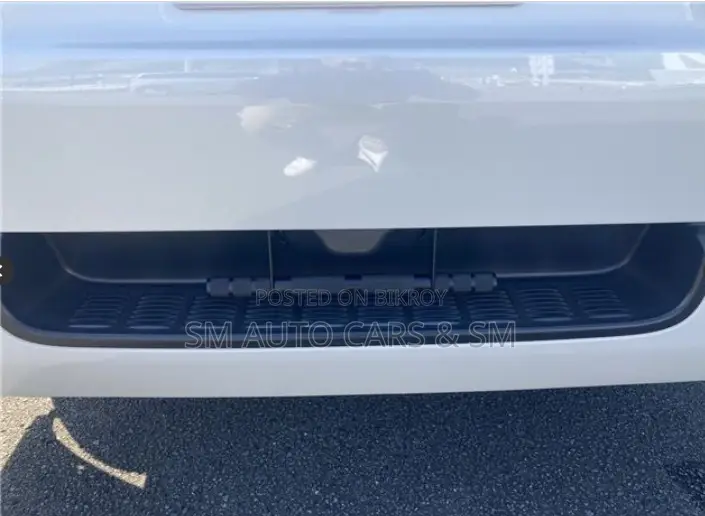 Toyota HiAce 2021 White