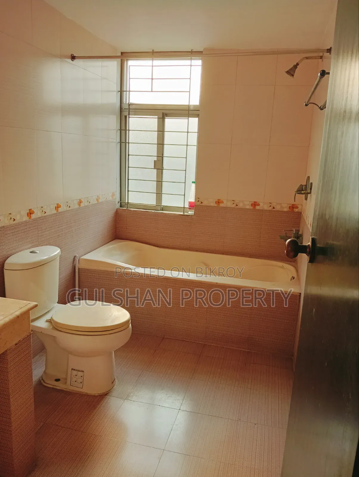 Gulshan 2 West এ ৪ বেডরুম বেডসিটার ভাড়ার জন্য