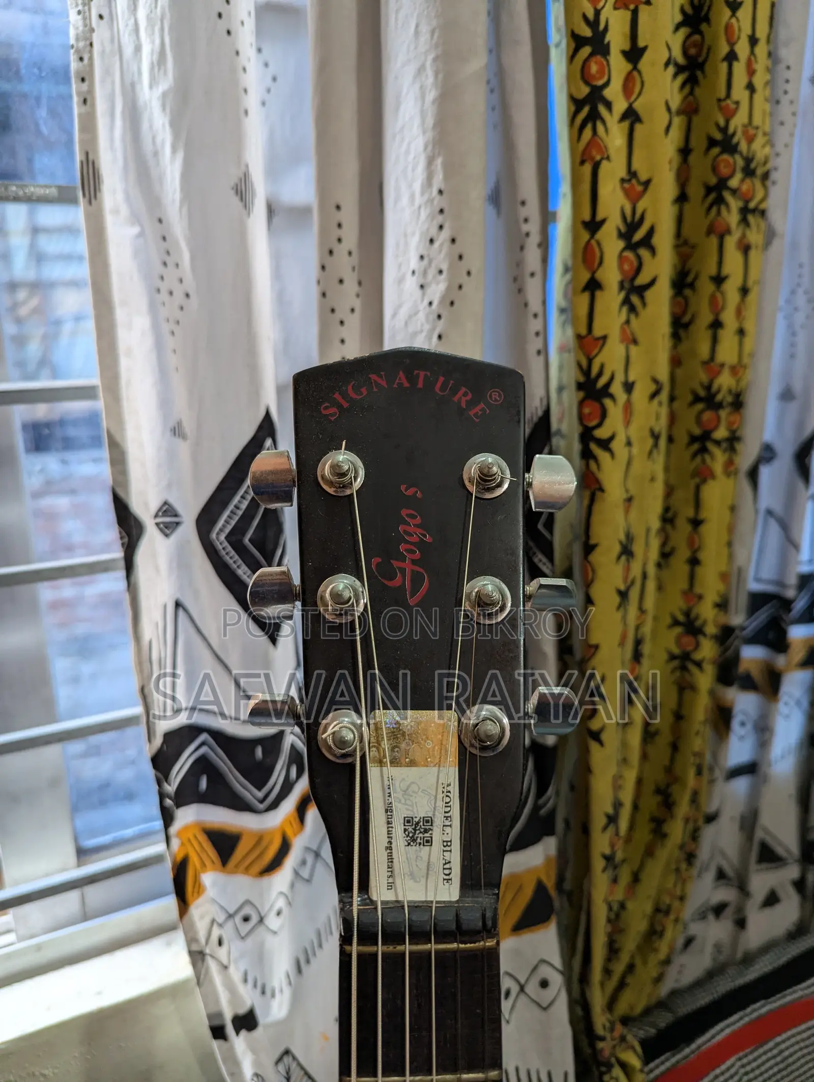 Signature Gogos Guitar for Urgent Sale