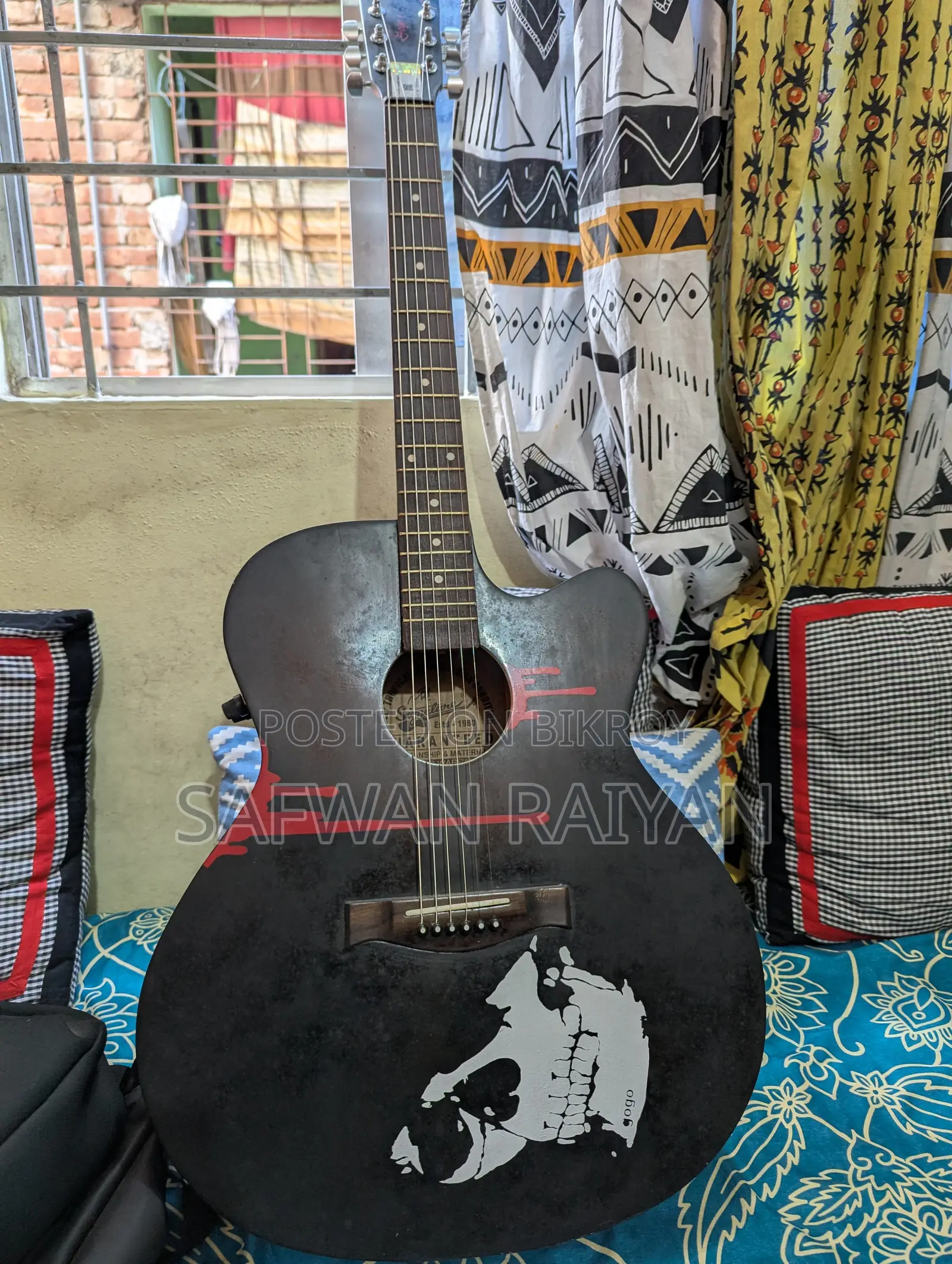 Signature Gogos Guitar for Urgent Sale