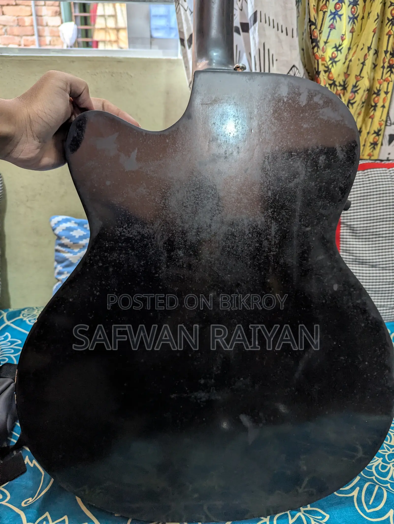 Signature Gogos Guitar for Urgent Sale