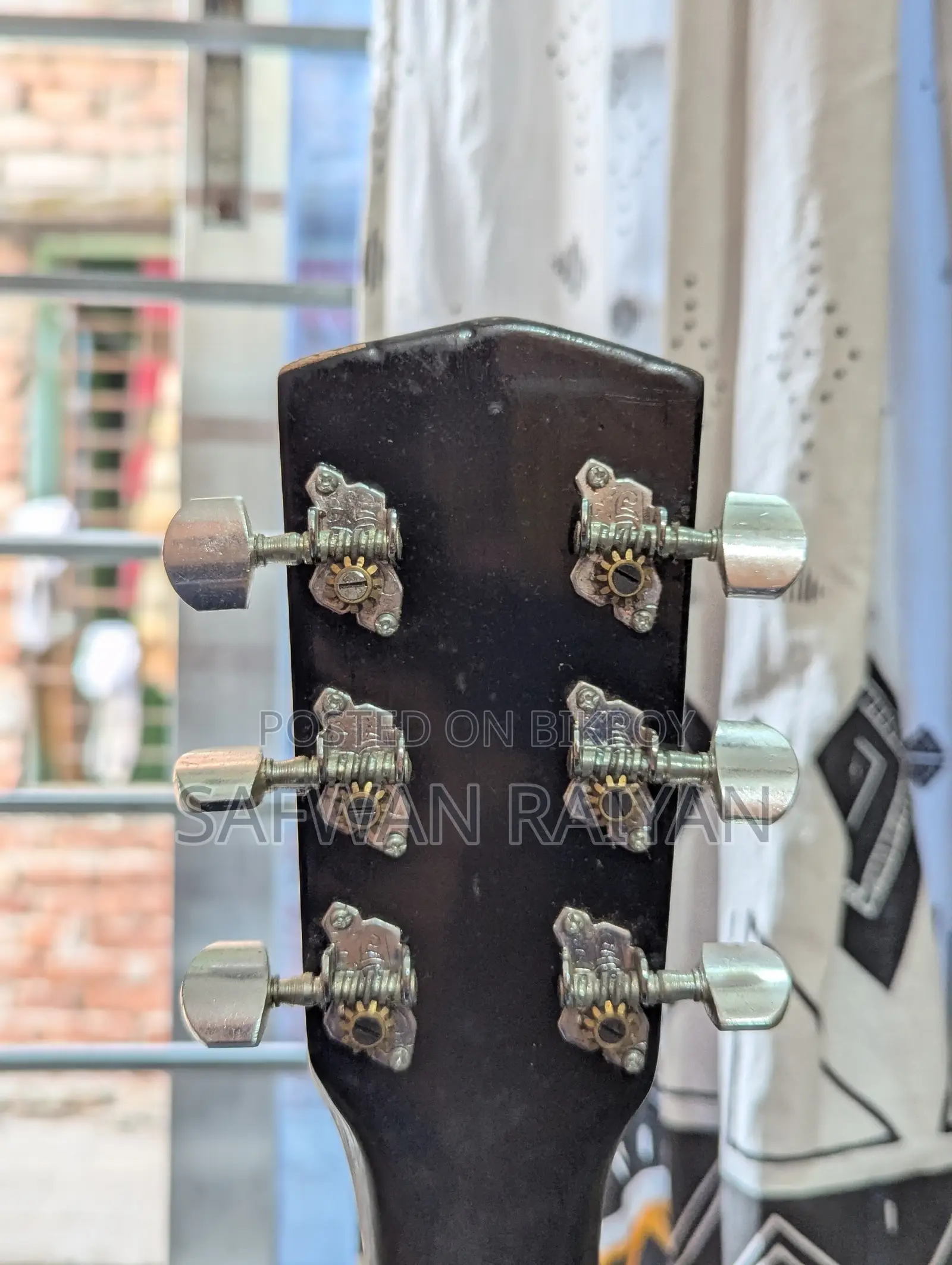 Signature Gogos Guitar for Urgent Sale