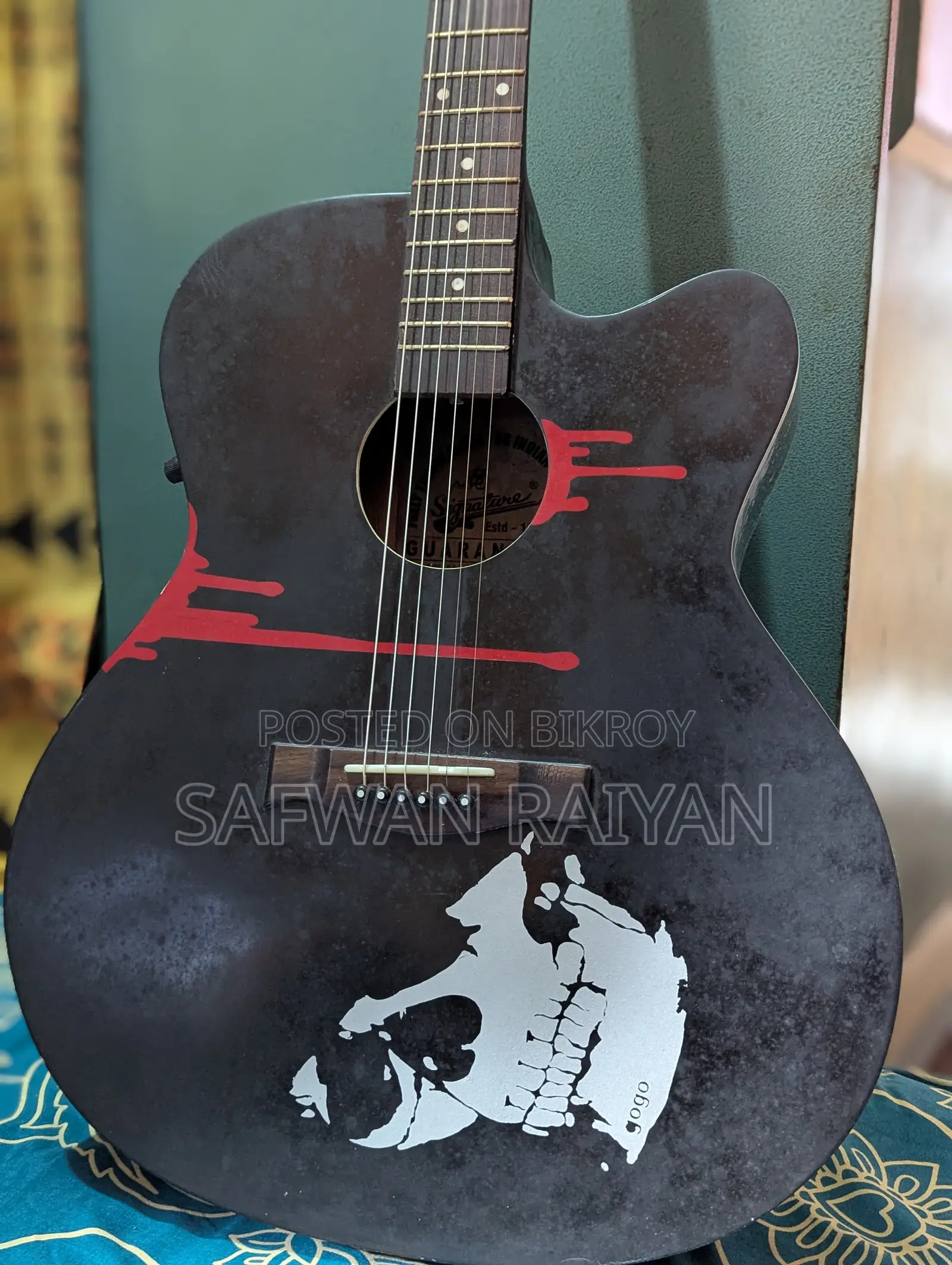 Signature Gogos Guitar for Urgent Sale