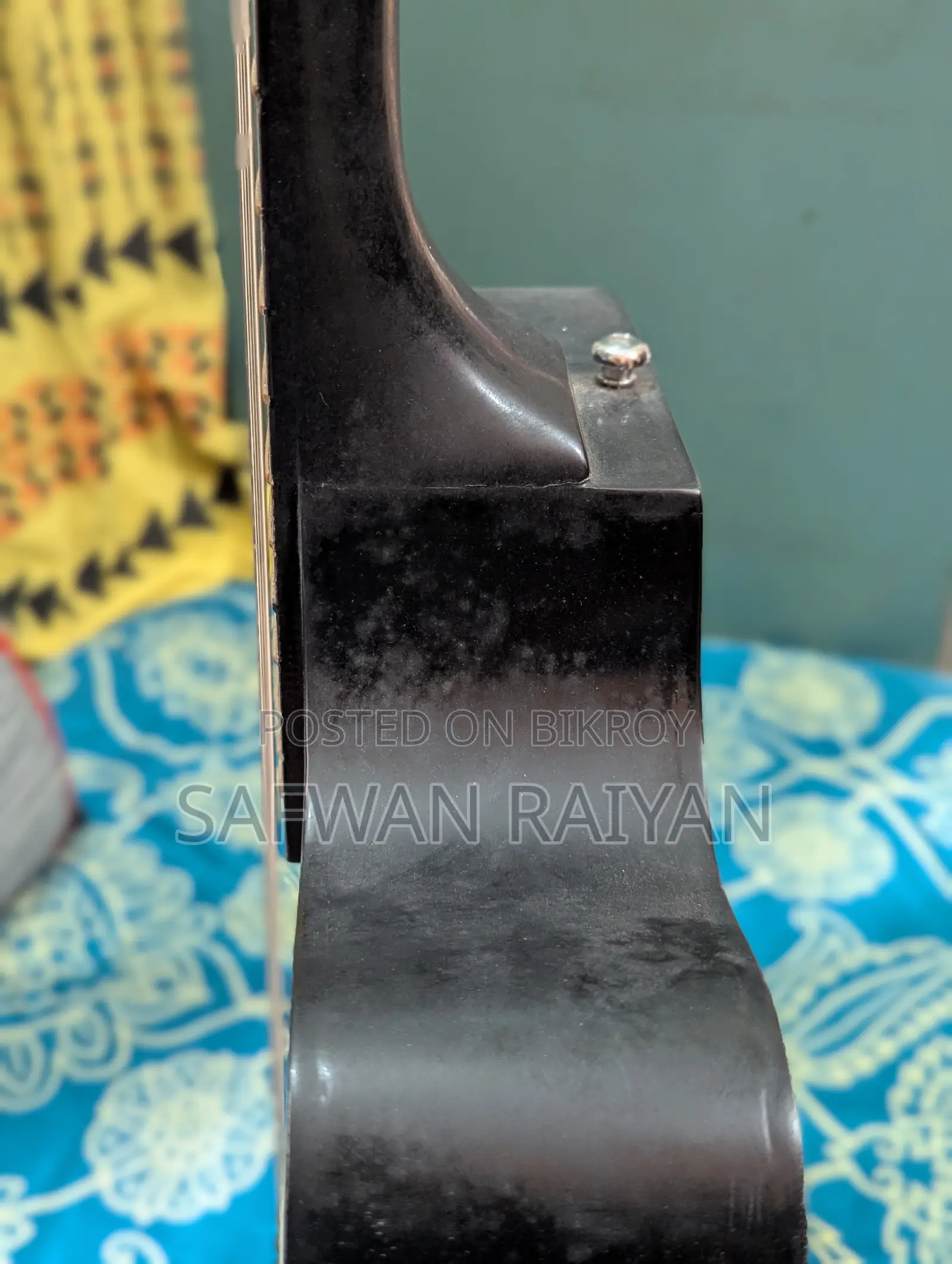 Signature Gogos Guitar for Urgent Sale