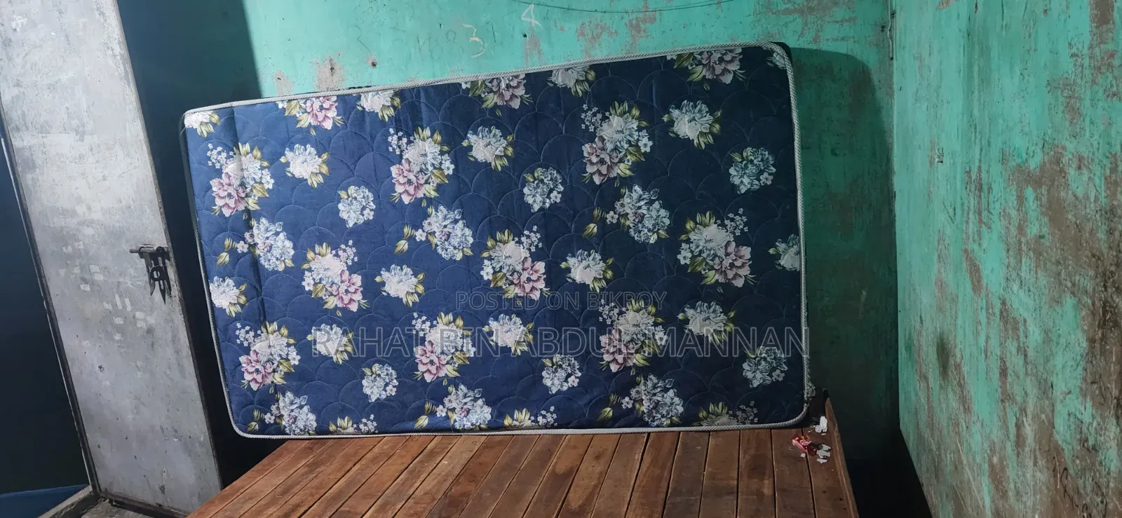 নতুন চৌকি এবং ম্যাট্রেস
