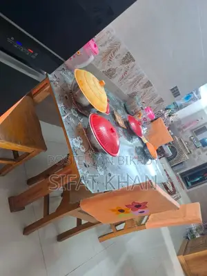 ডাইনিং টেবিল
