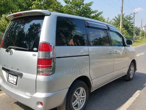 Toyota Noah 2.0 Front-Wheel Drive (8 Seater) 2005 Silver