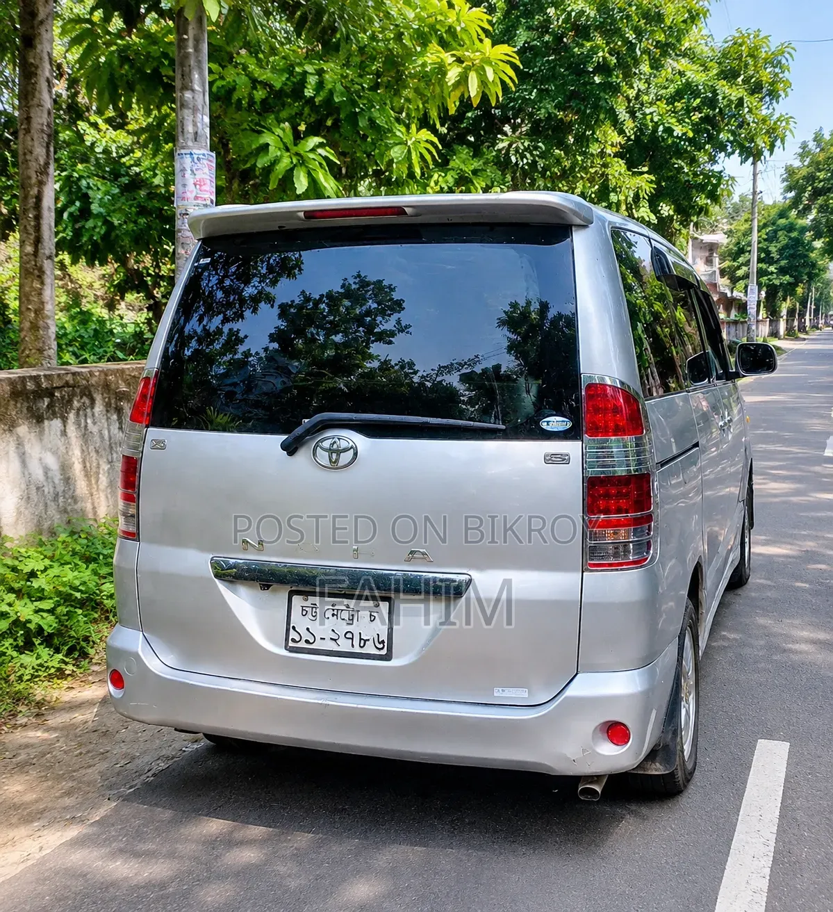 Toyota Noah 2.0 Front-Wheel Drive (8 Seater) 2005 Silver