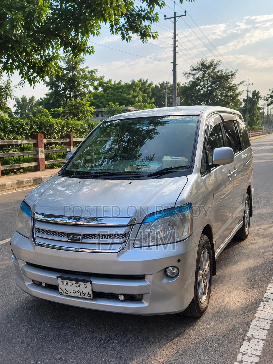 Toyota Noah 2.0 Front-Wheel Drive (8 Seater) 2005 Silver
