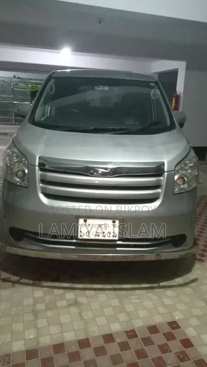 Toyota Noah 2.0 143hp AWD (7 Seater) 2010 Silver