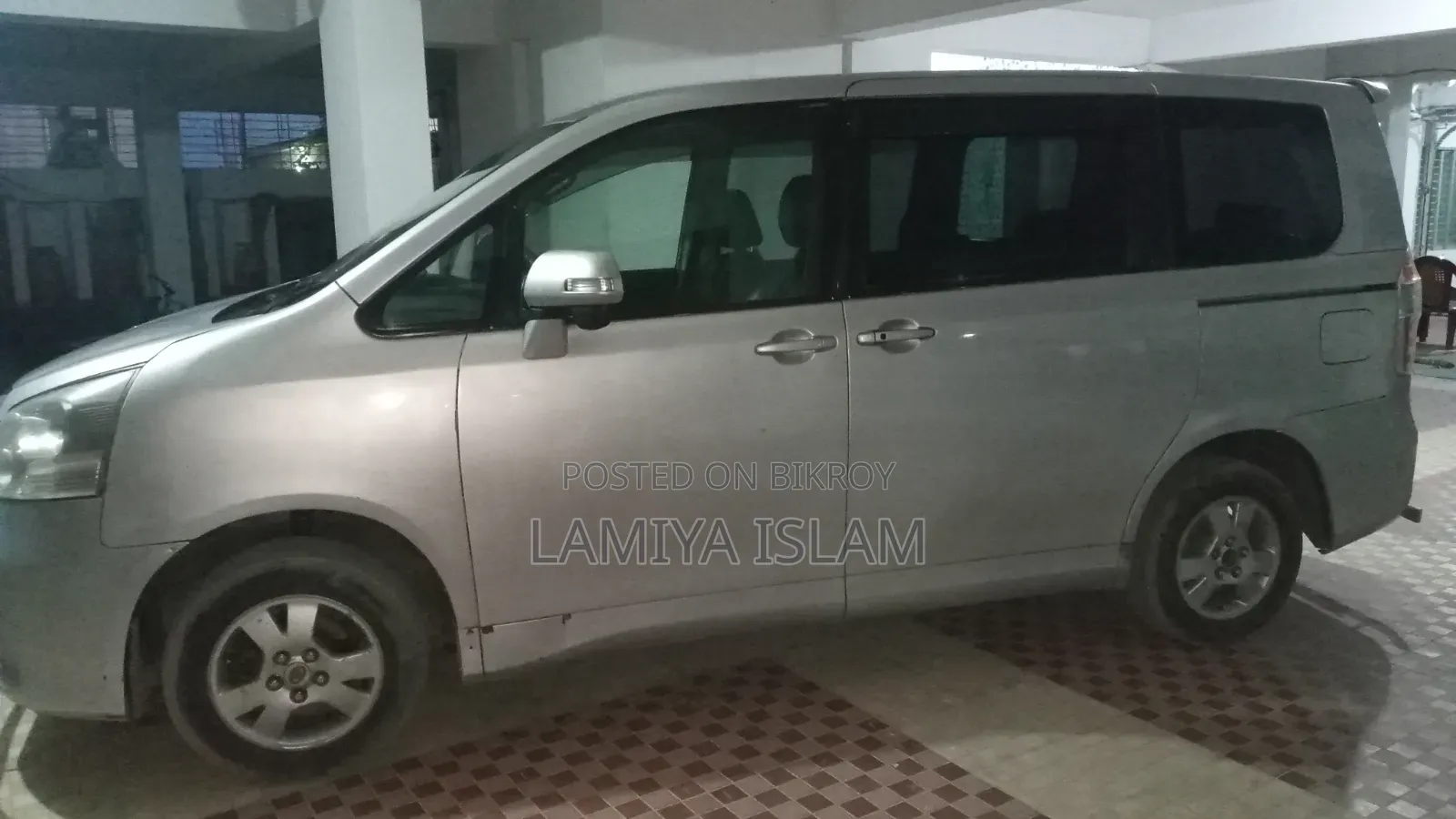 Toyota Noah 2.0 143hp AWD (7 Seater) 2010 Silver