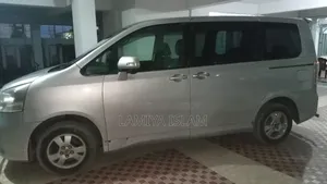 Toyota Noah 2.0 143hp AWD (7 Seater) 2010 Silver