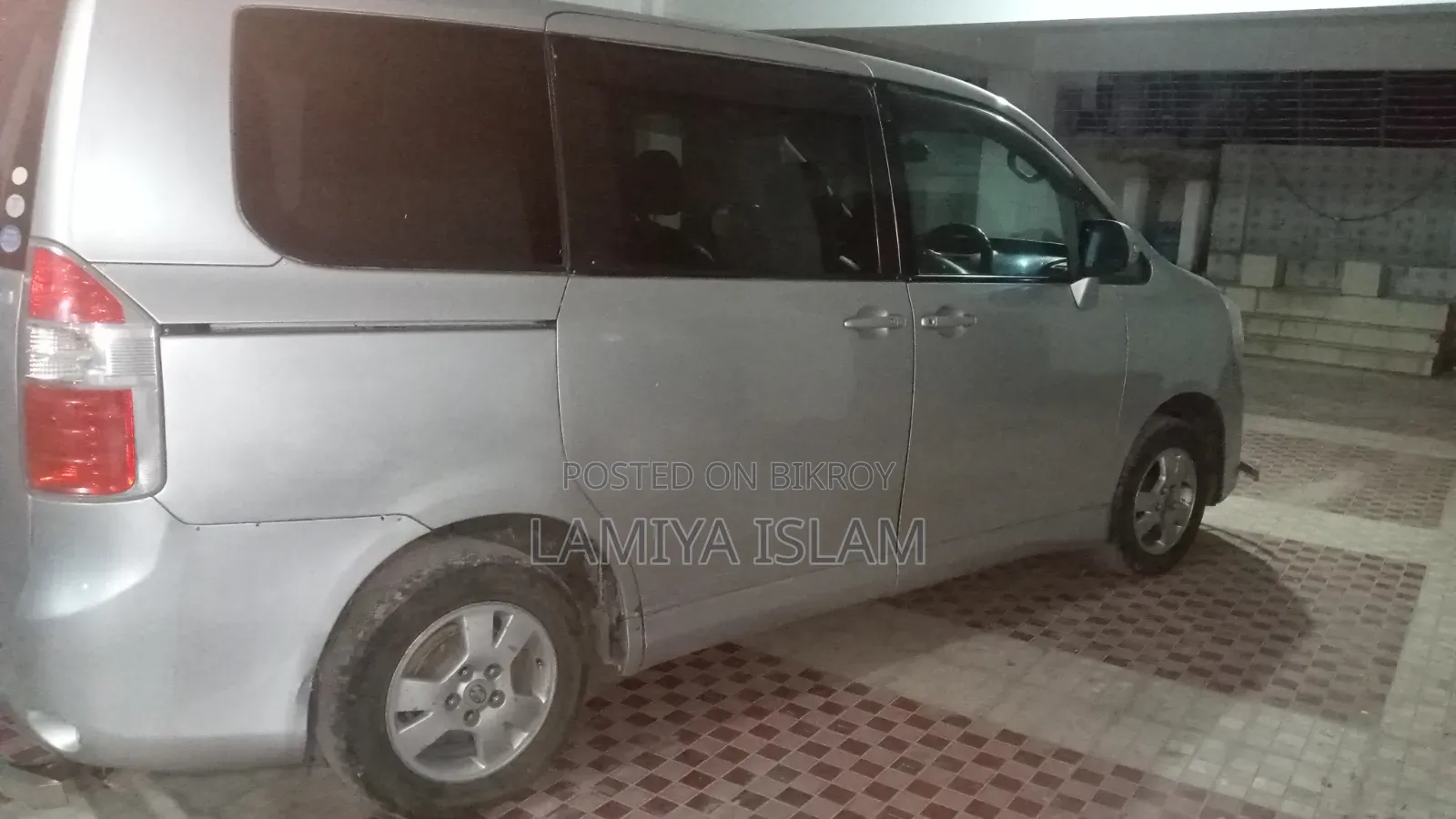 Toyota Noah 2.0 143hp AWD (7 Seater) 2010 Silver