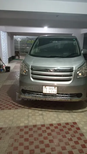 Toyota Noah 2.0 143hp AWD (7 Seater) 2010 Silver