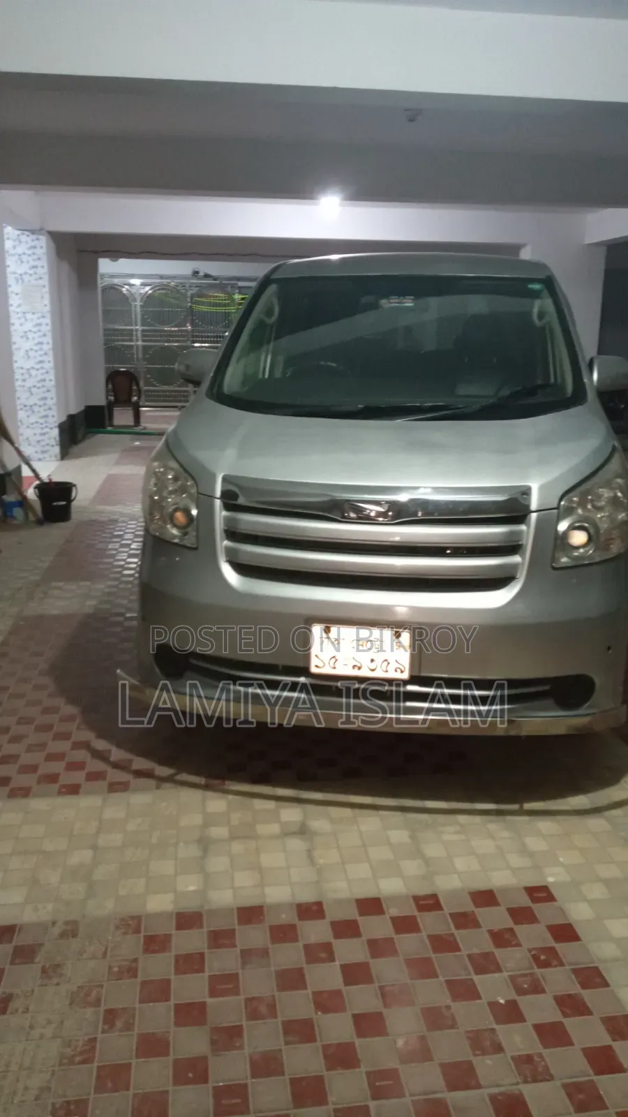 Toyota Noah 2.0 143hp AWD (7 Seater) 2010 Silver