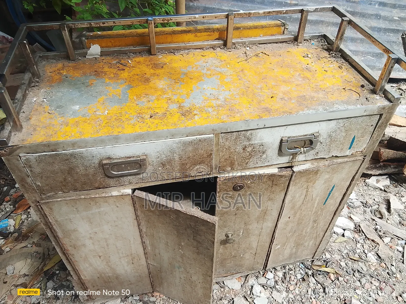 মুদি দোকান বা ডিপার্টমেন্টাল স্টোরের শোকেস