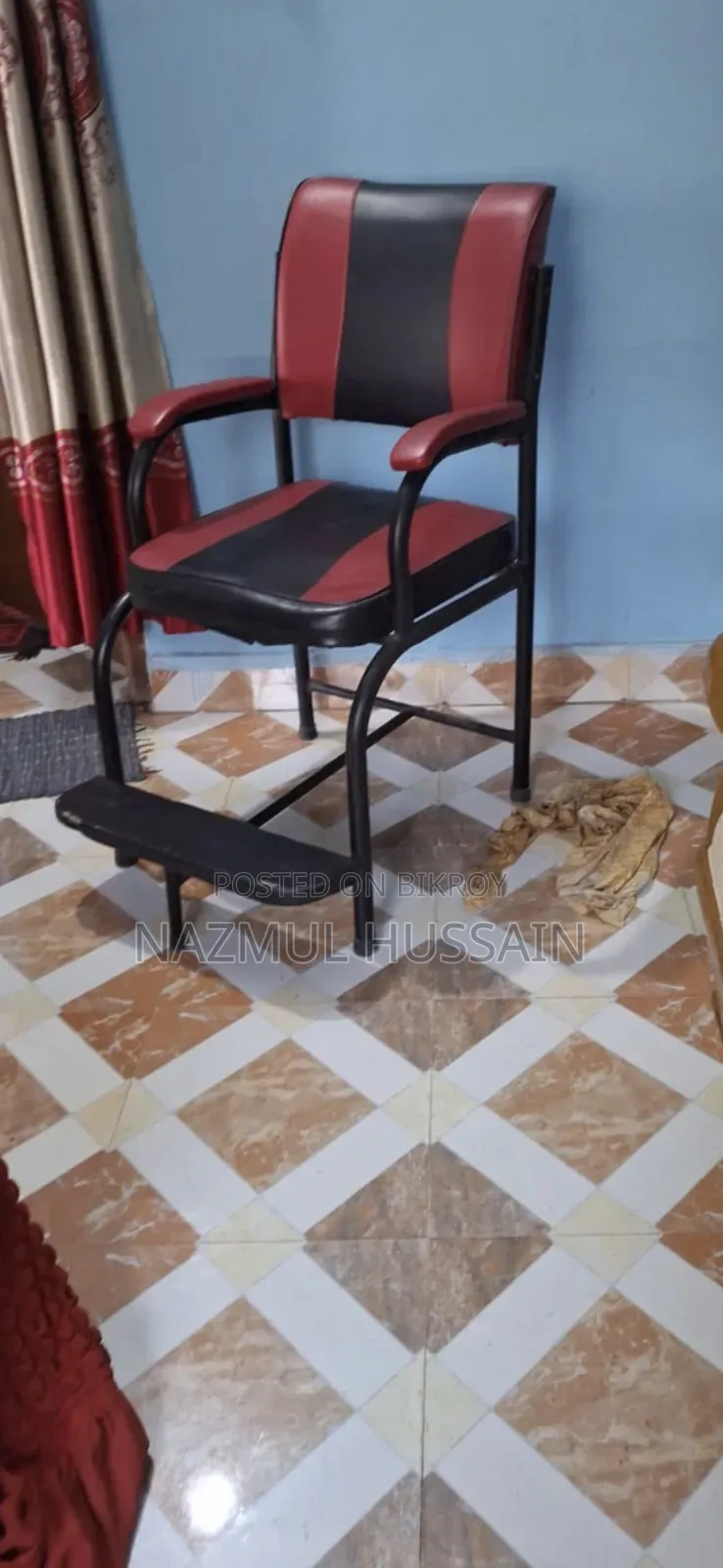 1 comfortable chair