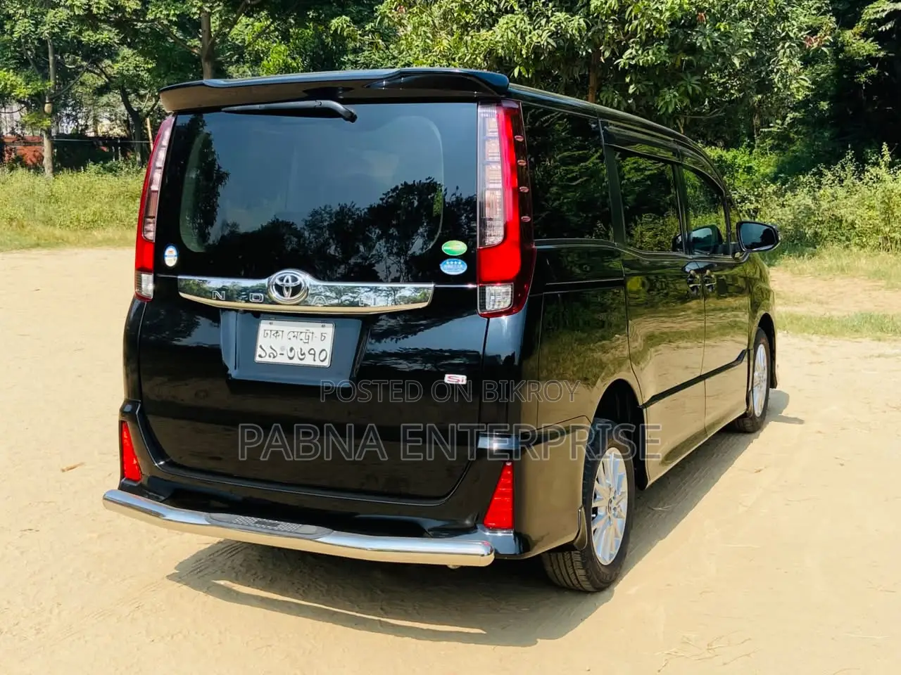 টয়োটা নোয়া ২০১৪ কালো