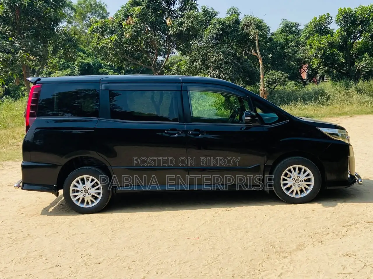 টয়োটা নোয়া ২০১৪ কালো