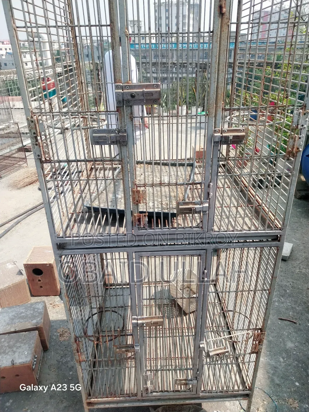 বড় পাখির দোতলা খাঁচা