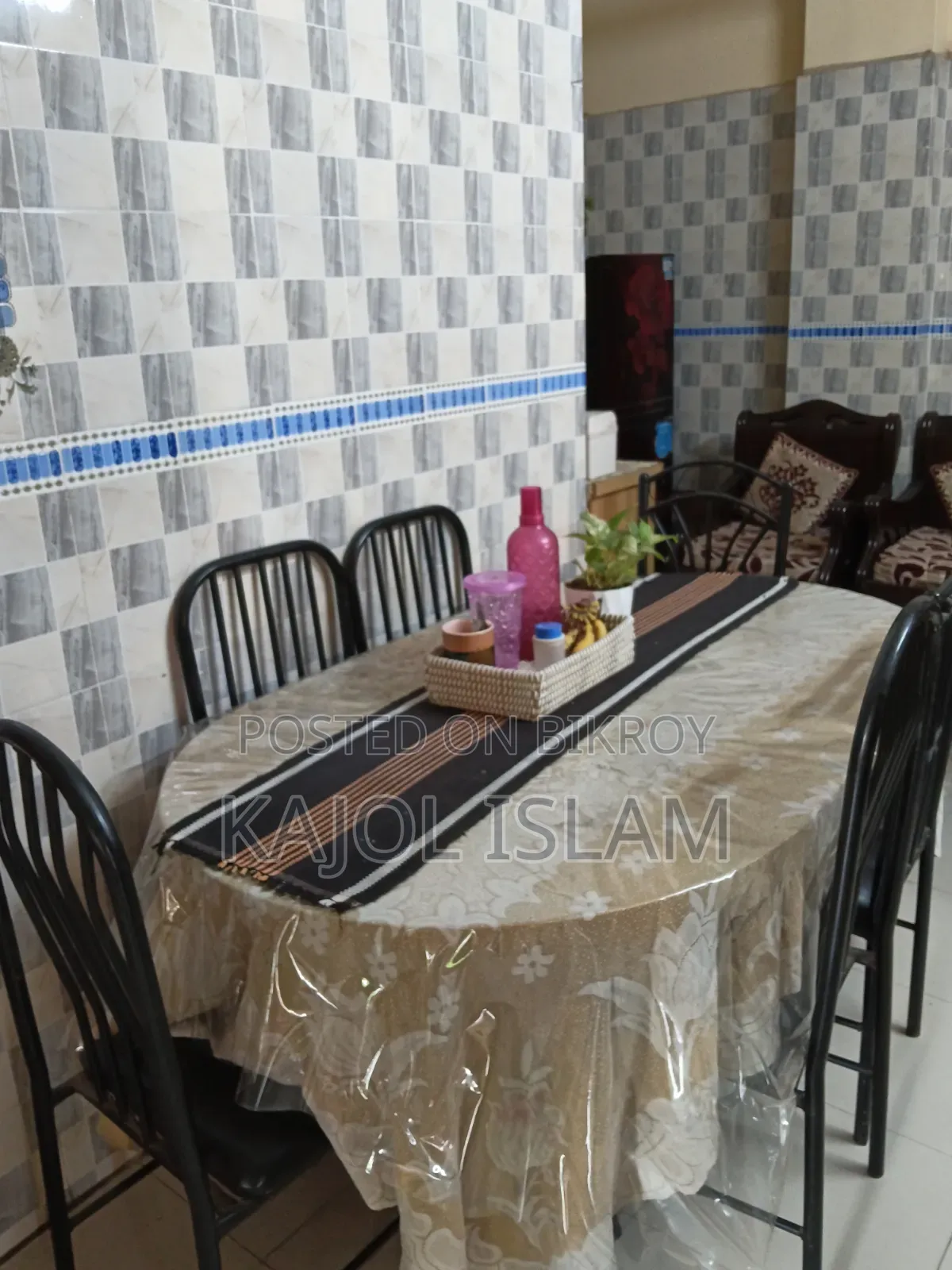 Good quality table, no damage yet, still good, hundred percent quality