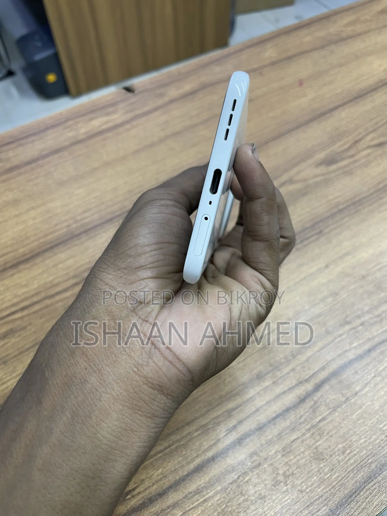 নতুন টেকনো পোভা স্লিম ৫জি ২৫৬ জিবি সাদা