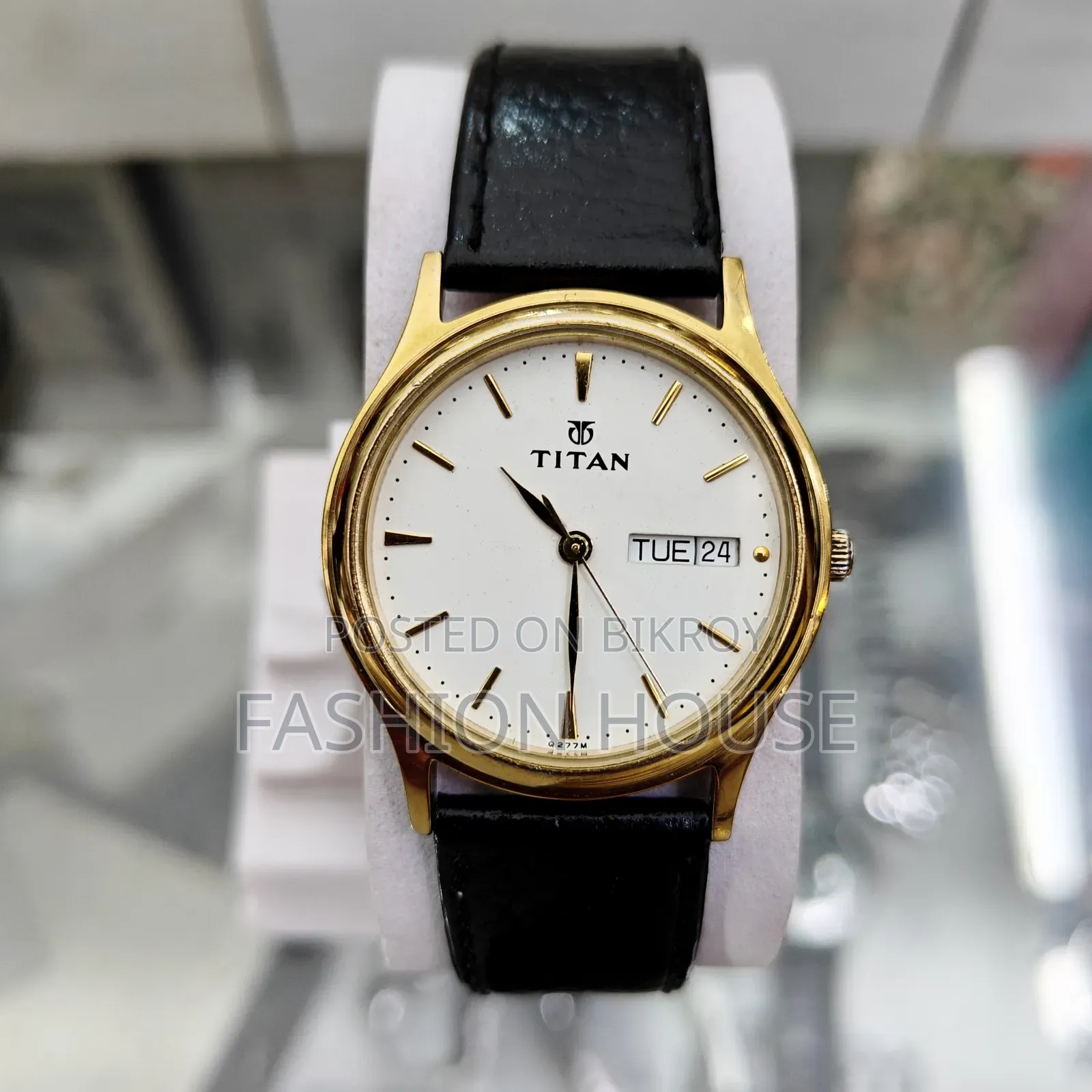 Titan Unisex Quartz Analog Watch. 35 Mm | Day-Date Function